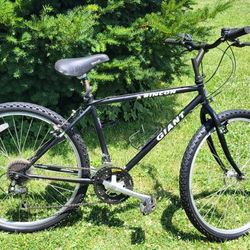 Giant 26" Wheels Bicycle 21 Speed Mountain Bike  Excellent 