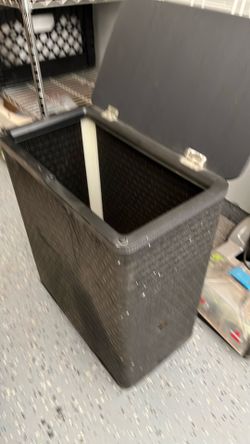 Laundry hamper