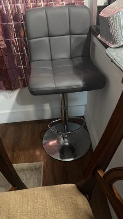 3x Swivel bar stool