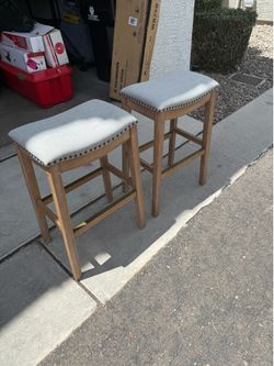 Like New pair of 31” bar stools