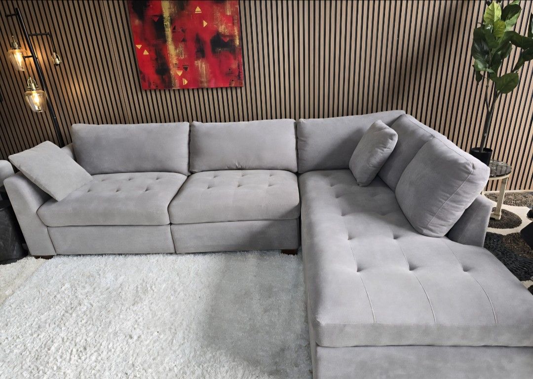 LIKE NEW -Tufted Gray Thomasville Miles Fabric Sectional with Power Footrest And Chaise