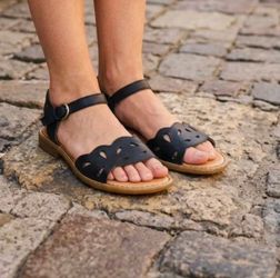 Børn Leather Sandals Women’s Size 7 (run 1/2 size large)