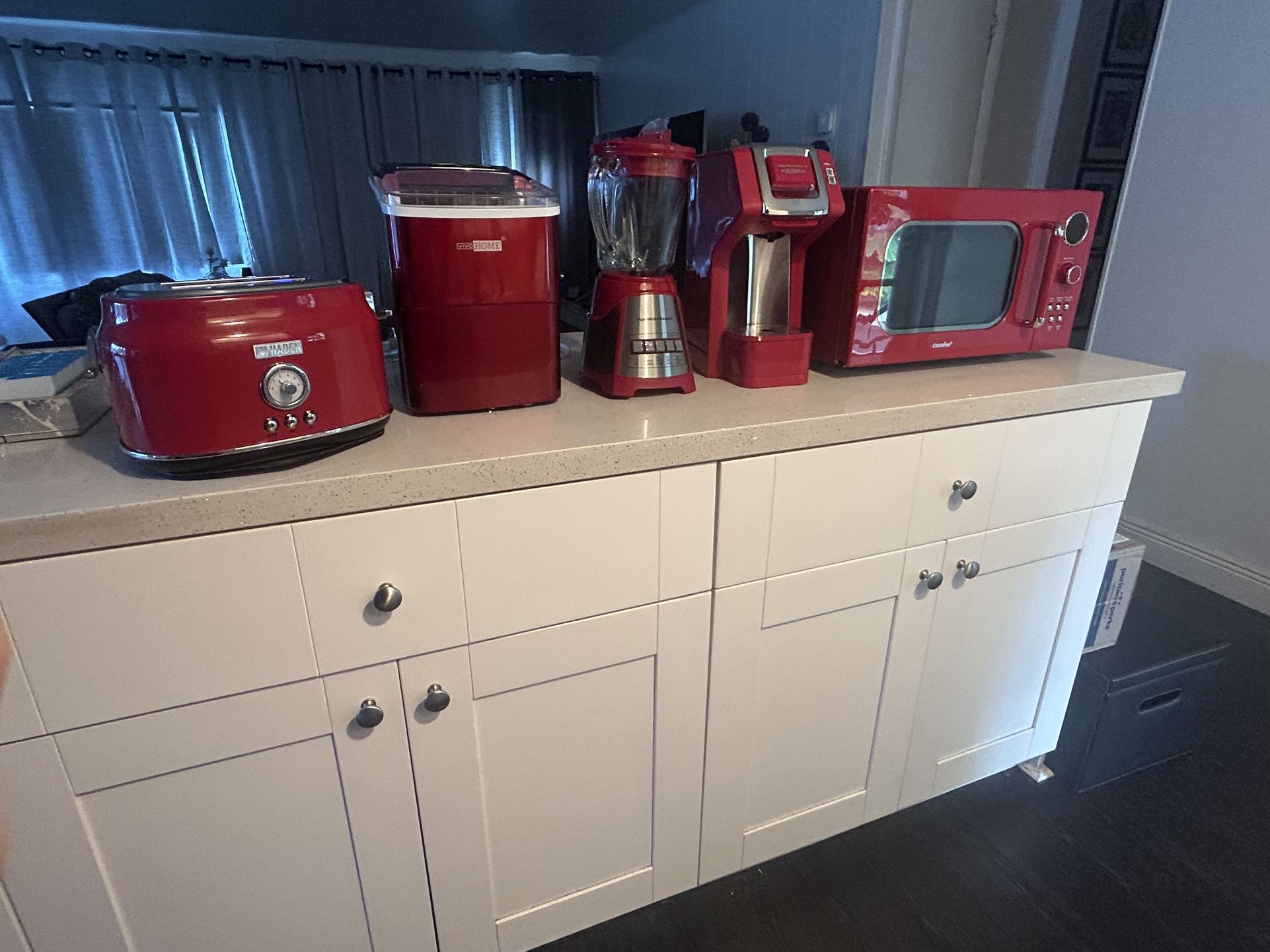 Household appliances ( Toaster, blender, coffee maker, microwave, ice machine ) 