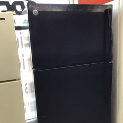 GE 18 Cu Ft Top And Bottom Fridge. 1 year Warranty 