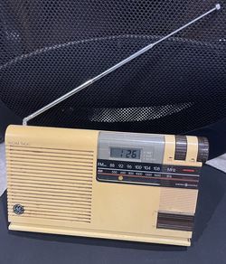 General Electric Portable FM/AM Vintage Radio Model No. 7-4208B AC DC Tested