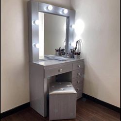 Vanity Small With Seat 