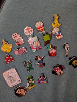 Lot of 20 authentic Disney pins 💎