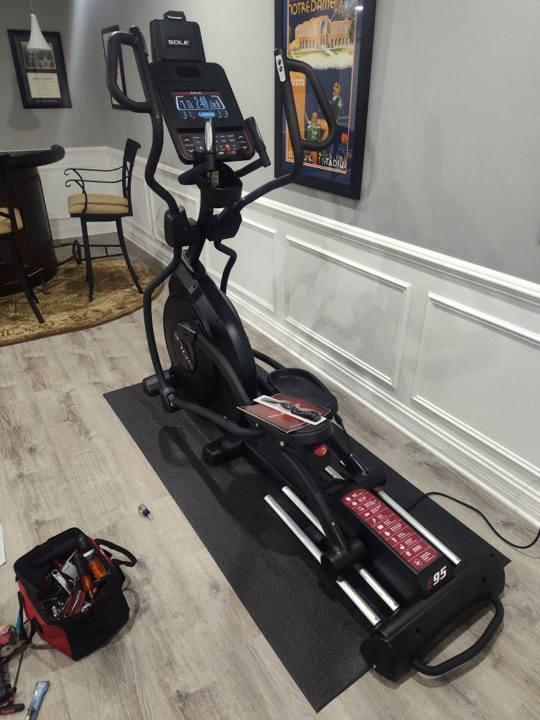 SOLE E95 ELLIPTICAL MACHINE
( LIKE NEW & DELIVERY AVAILABLE TODAY