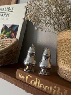 Vintage Oneida Silver Plated Salt &Pepper Shakers