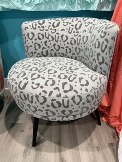 🔥 Swivel Leopard Chair - New 🔥