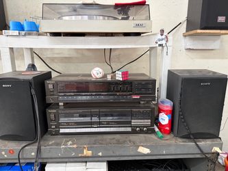 Vintage Stereo set up Cerwin Vega book shelf speakers turntable