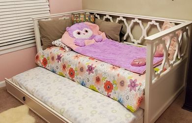 Pottery Barn Evie Daybed w/ Trundle & Mattresses and (2) Dressers