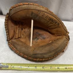 Used MIZUNO YOUTH RIGHT HANDED CATCHER’S MITT