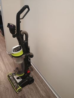 BISSELL CleanView Swivel Pet Upright Vacuum – Excellent Condition