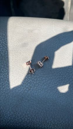 Gold/diamond earring