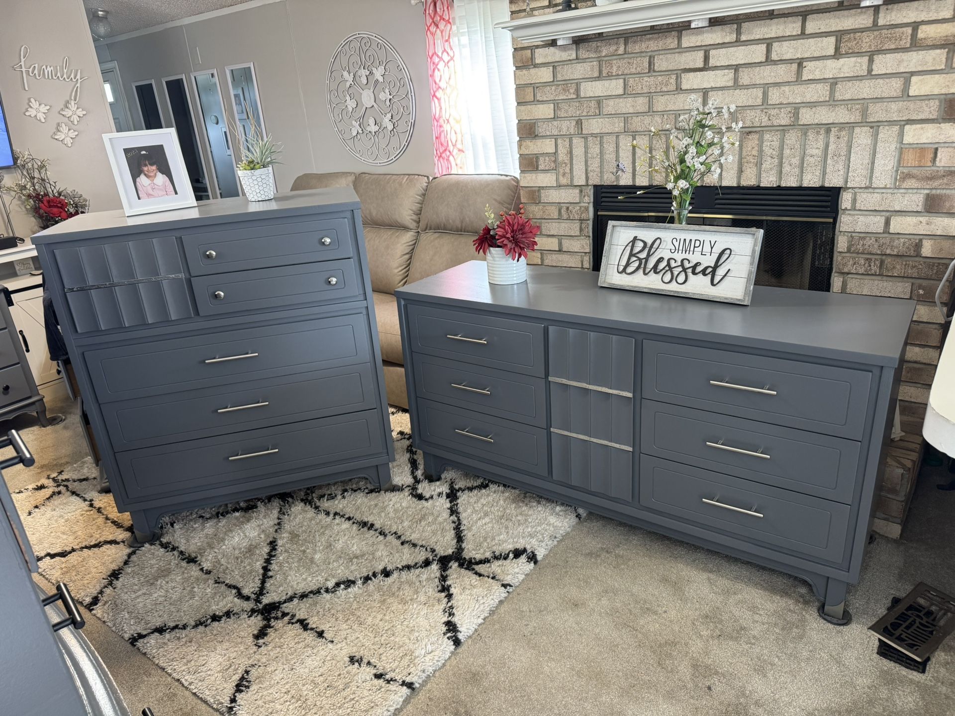 ✨✨GORGEOUS GRAY SOLID WOOD LEXINGTON BEDROOM SET OF TWO✨✨