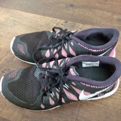 Nike Shoes Size 5.5 For Girls Pickup In Southwest Bakersfield 