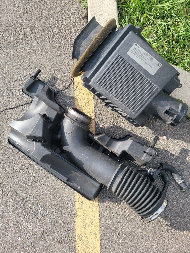 Stock 14-18 Gmc Sierra 1500 5.3 Air Intake