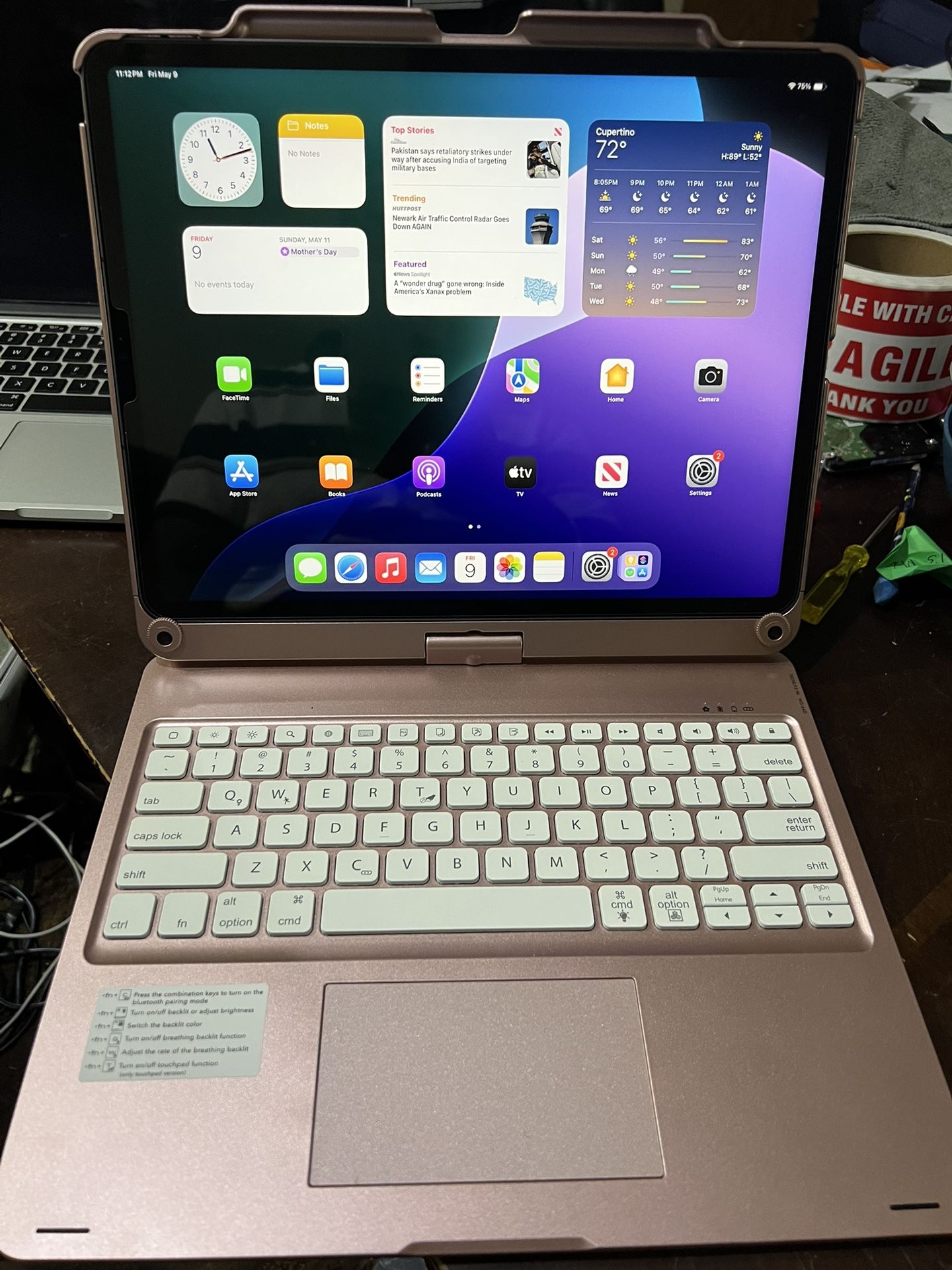 Apple iPad Pro 5th Generation 12.9” 128gb Wi-Fi & Cellular Unlocked - Excellent . Comes with Screen Protector , Full Case with Keyboard and Charger .