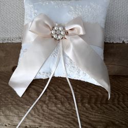 Lace Pearl Wedding Ring Pillow Cushion Bearer 8.26 Inch with Beige Ribbon Bow Rhinestone Brooch Décor for Wedding Ceremony Vow Renewal Baby Shower Par