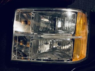 2008-2009-2010-2011-2012-2013-2014 GMC Sierra Headlight Driver Left Side - very good conditions with bulbs