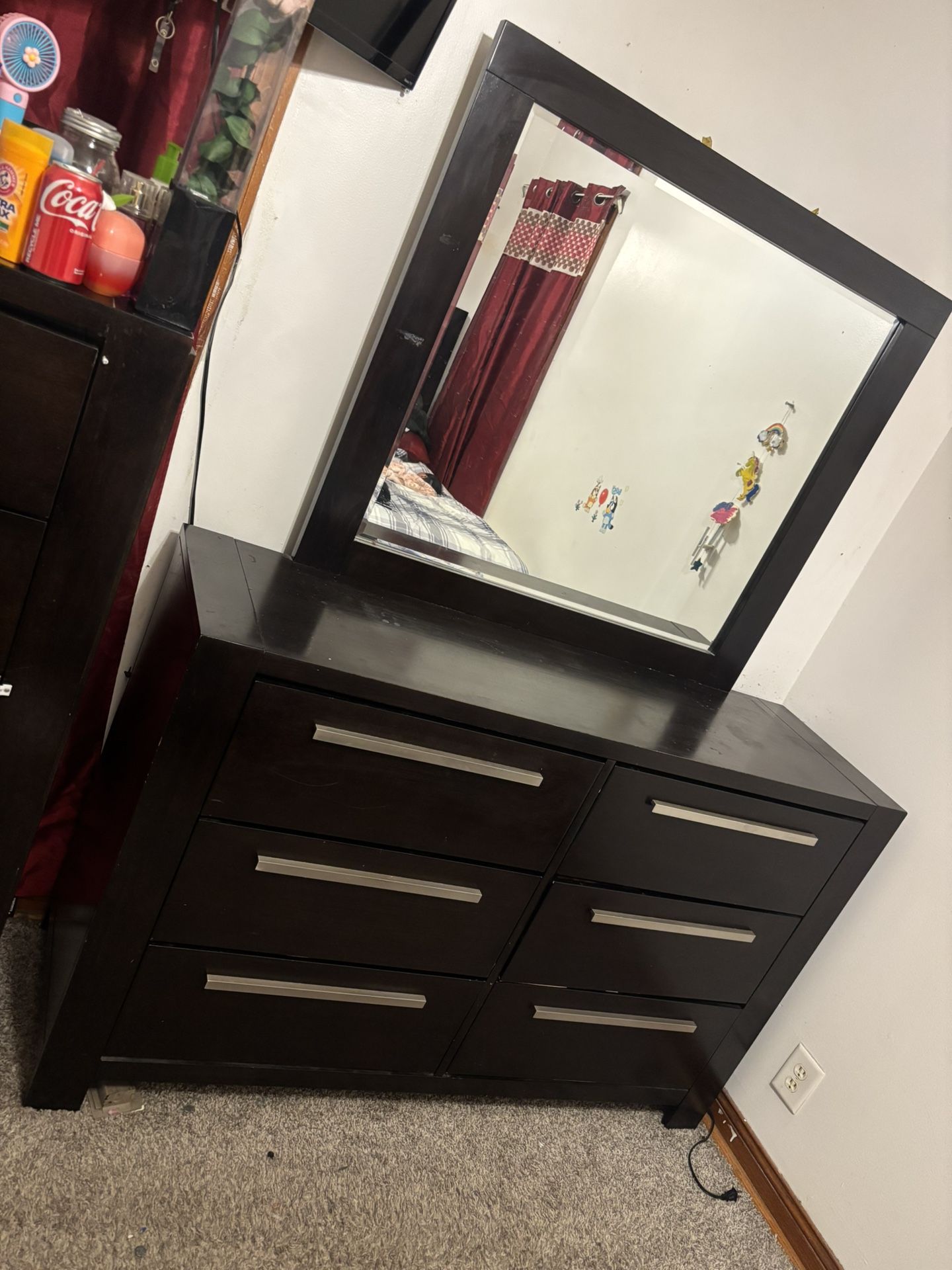 Lydia Dresser With Mirror. 6drawer