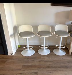 3 clean barstools…