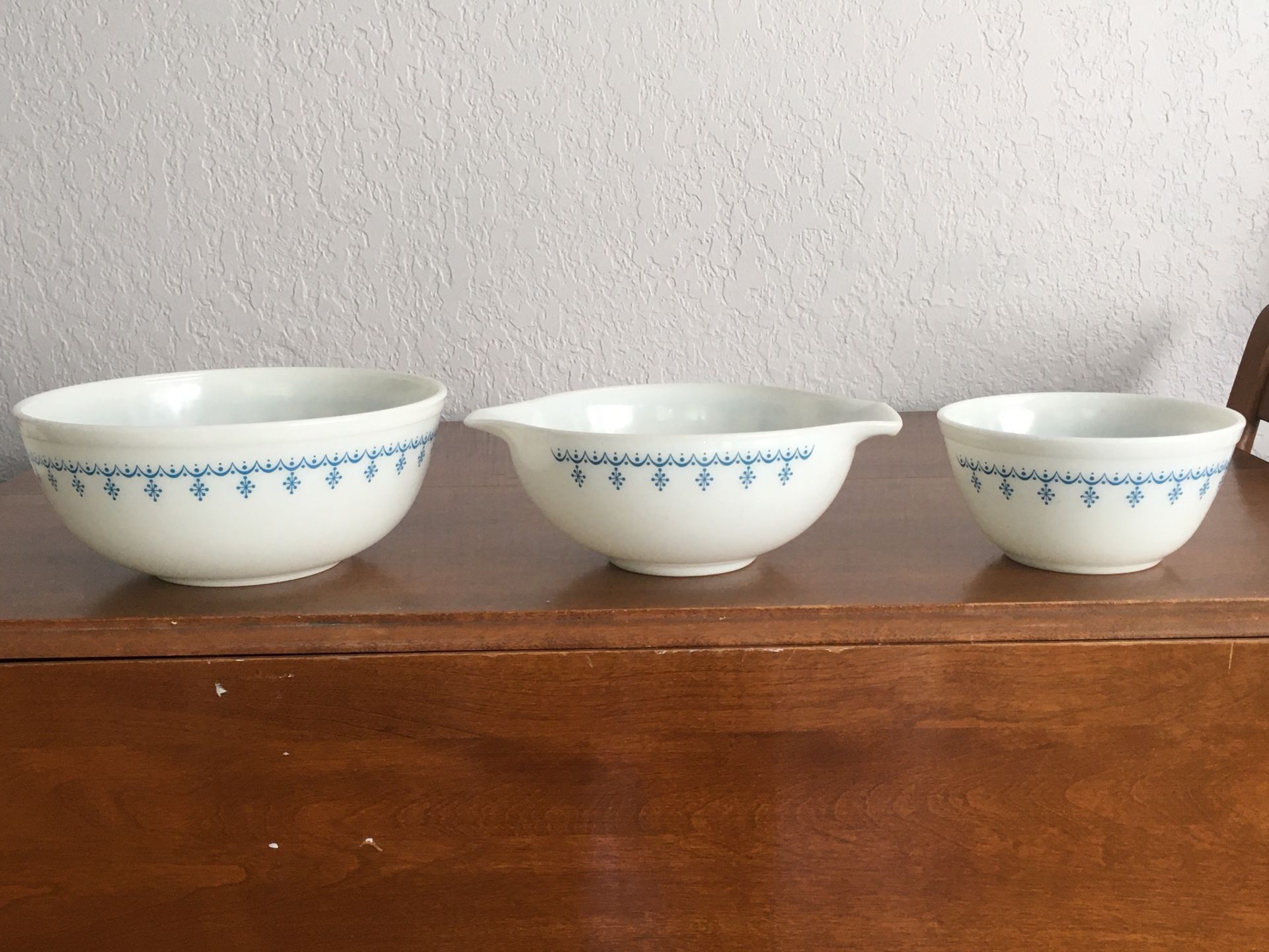 Pyrex bowls, snowflake garland design. Sizes are 4 quart, 2 1/2 quart and 1 1/2 quart