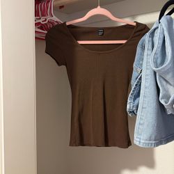 brown fitted t shirt