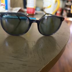 Ray Ban.    Nice.    Small Size 