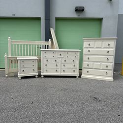 Queen bedroom set (FREE DELIVERY AND SETUP)