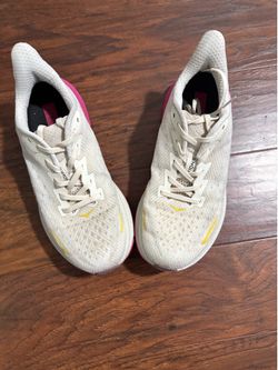 Hoka One One Clifton 9 Eggnog Blanc Pink Womens Size 8B