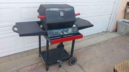 MEDIUM BBQ GRILL IN EXCELLENT WORKING CONDITION SUPER CLEAN READY TO USE