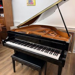 Yamaha black gloss baby grand piano-Tuned