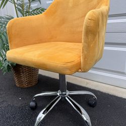 Cute! Yellow adjustable Swivel Rolling Chair. Like-New. Delivery Available🚚