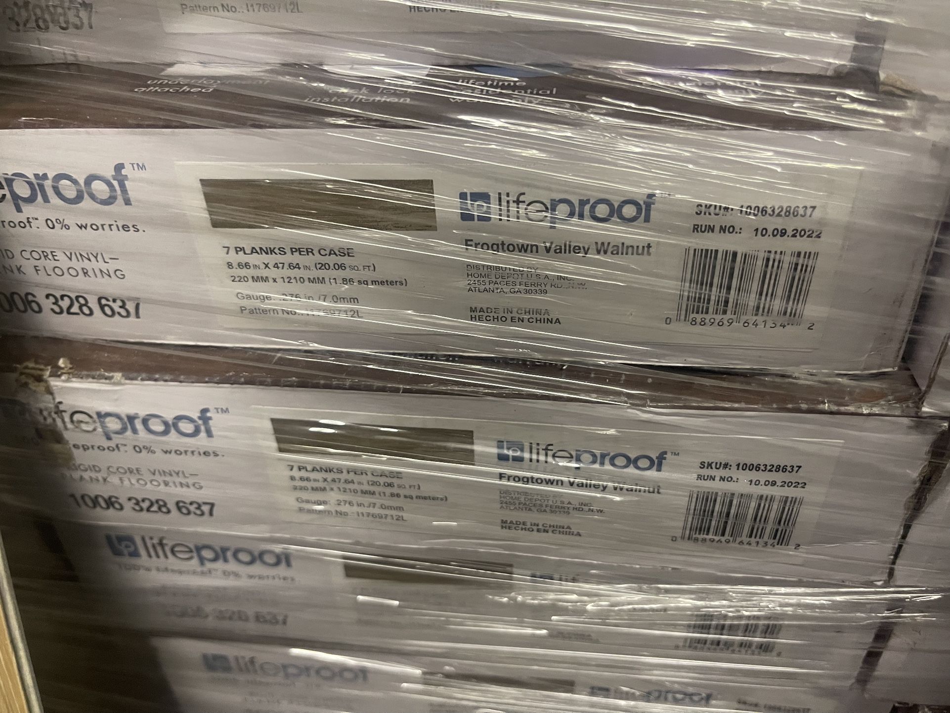 Exclusive Lifeproof Sterling Oak 22 MIL x 8.7 in. W x 48 in. L Click Lock Waterproof Luxury Vinyl Plank Flooring (20.1 sqft/case)