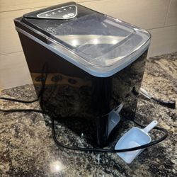 Ice Maker 🧊 Works great, makes a batch in 6 minutes.