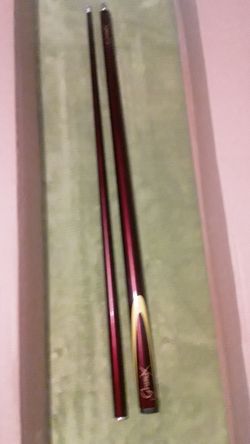 Snooker Cue (maroon and yellow stripe)