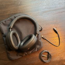 Sony WH-1000XM5 premium wielding headphones