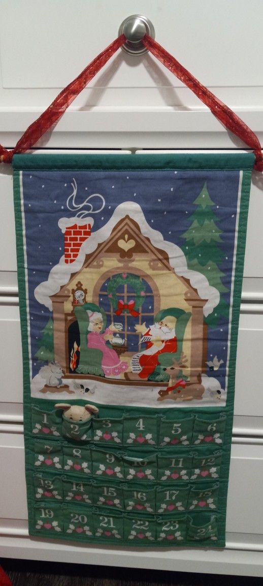 1987 Vintage AVON advent Christmastime Mouse Advent Calender.