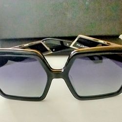 Quay "Almost Ready" 1212 black Sunglasses with case