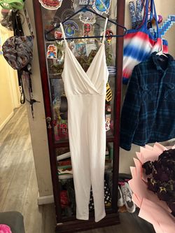 Un vestido largo color cafe y un conjunto pegado blanco tallas S en muy buen estado