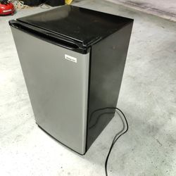 3.6 Cu.Ft. Compact Refrigerator - Magic chef - Black
