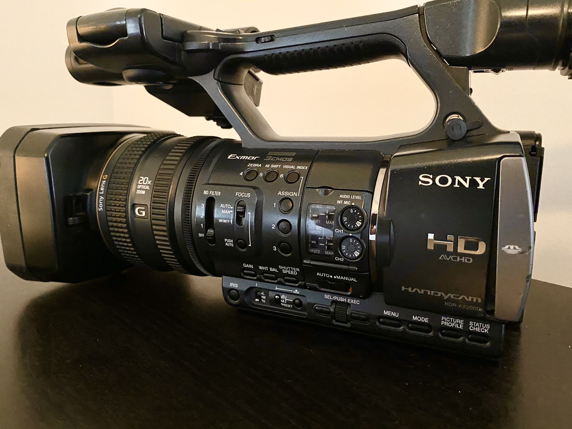 Sony HDR-AX2000  Comcorder with remote pcontrol + batteries