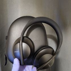 Bose 700 Noise Canceling Headphones (GREAT CONDITION)