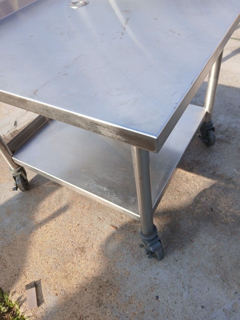 Stainless steel commercial table 30wx32" deepx26" tall on wheels it rolls fine $120 obo Hobby area
