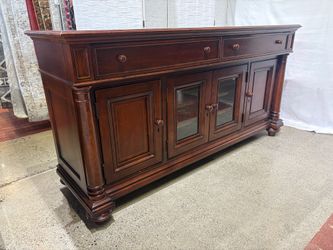 THOMASVILLE Fredericksburg Media Cabinet in Rich Mahogany