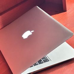 Apple MacBook Air 13” I5/8GB/128GB SSD $200
