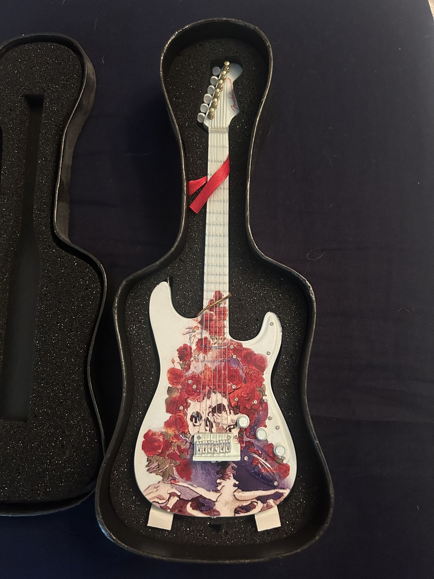 Guitar Mania Skull & Roses Mini