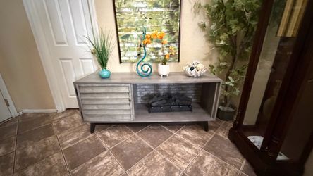 62” inches long tv stand in excellent condition for 65” tv